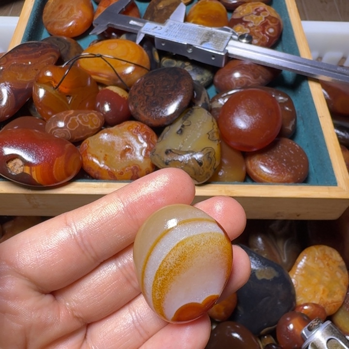 天***司瓷片马达加斯加奇石手把件