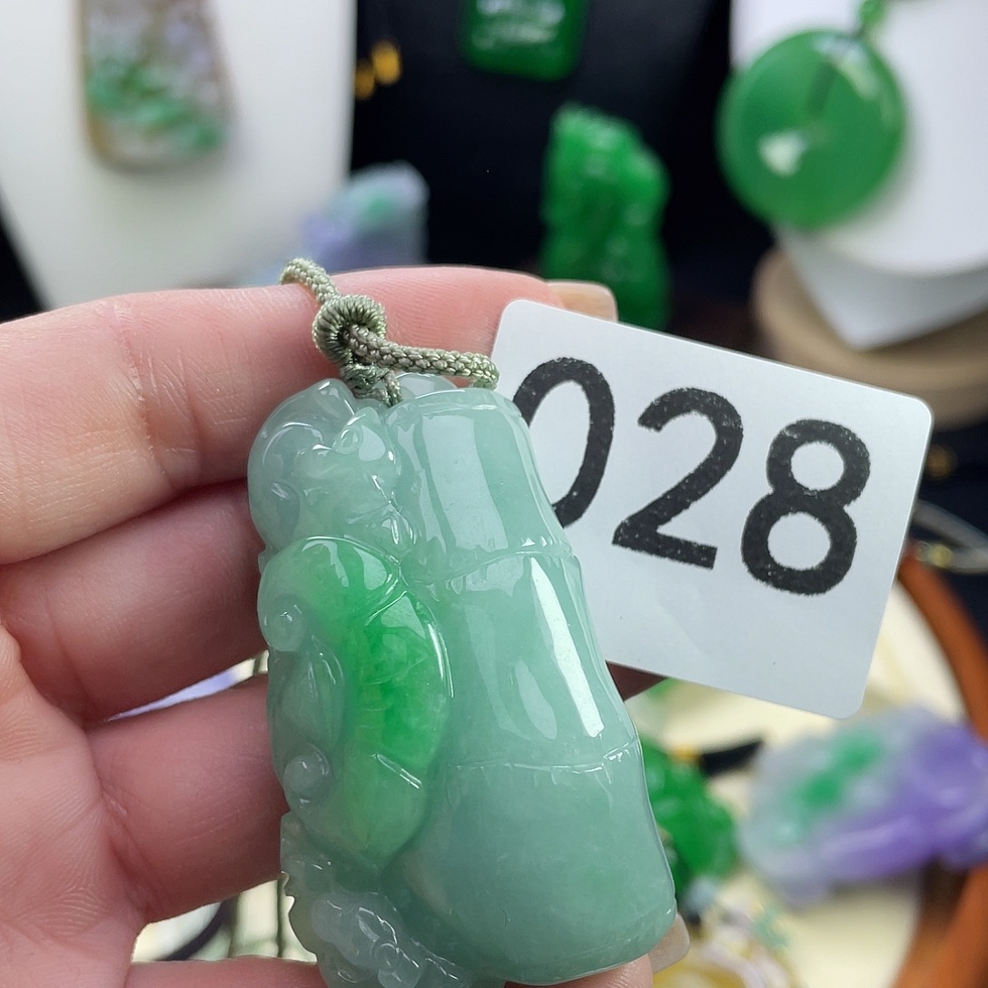 翡翠未镶嵌吊坠(赠链)
