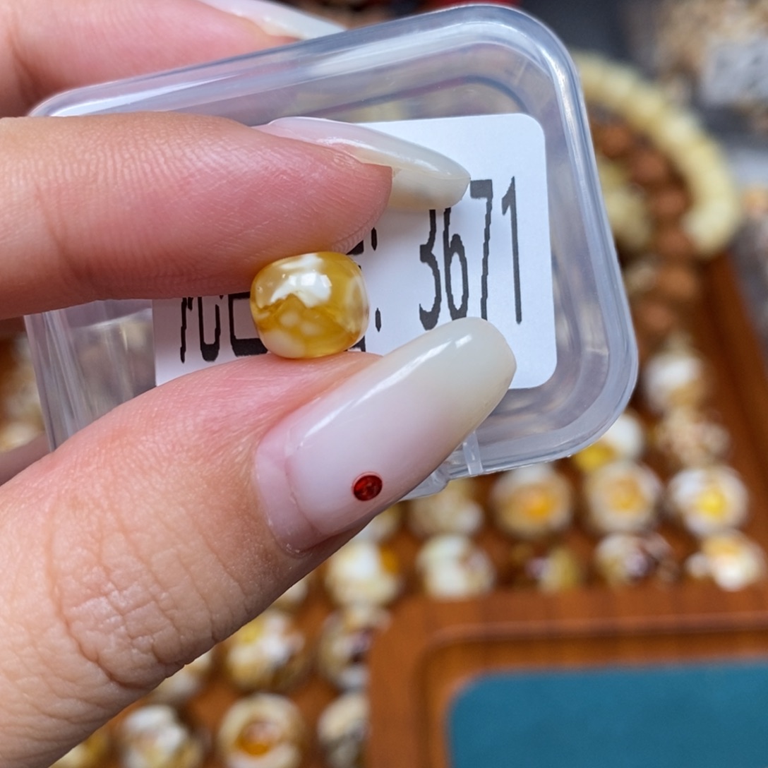 蜜蜡未镶嵌珠宝奇石3671