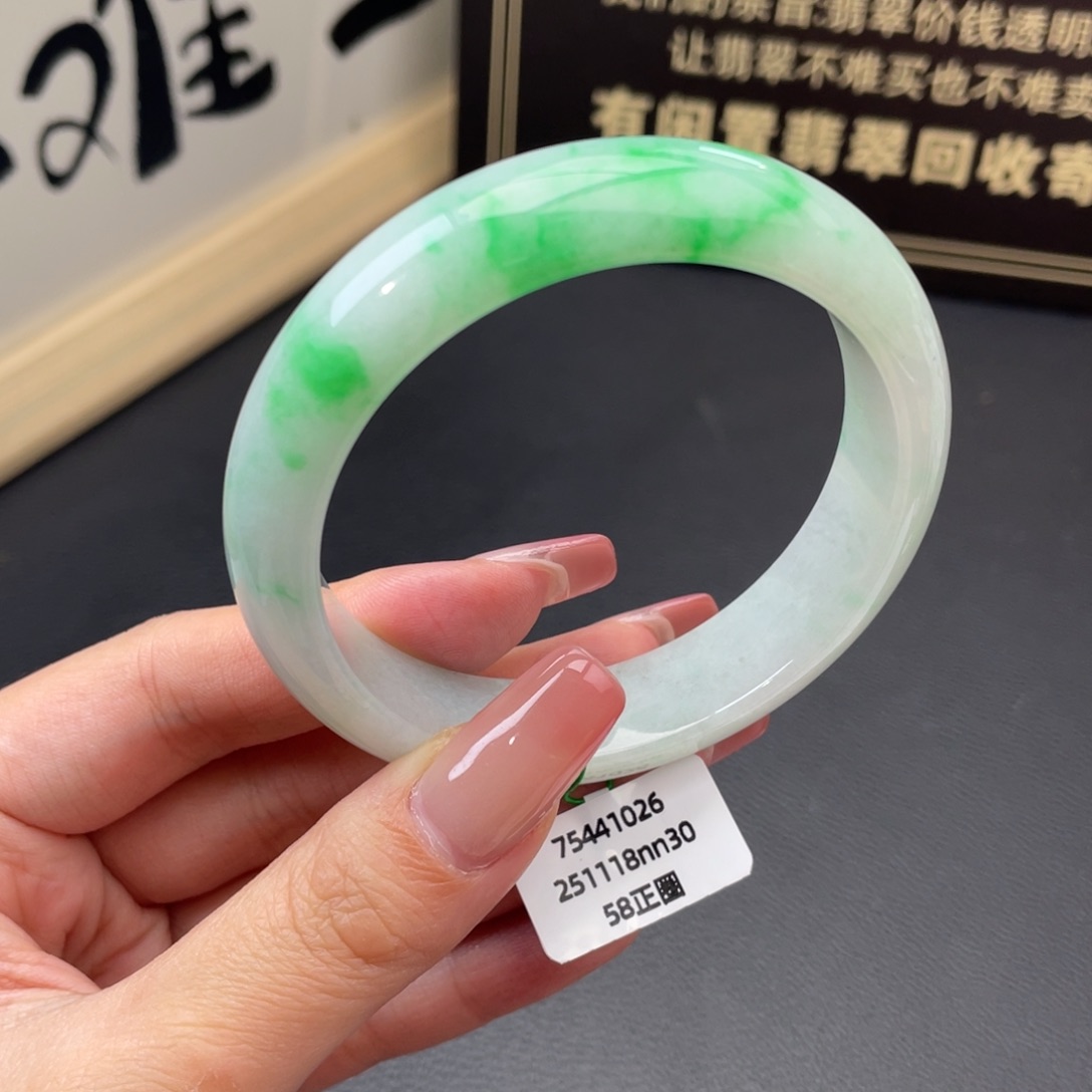 翡翠未镶嵌手镯正圈58白底青 