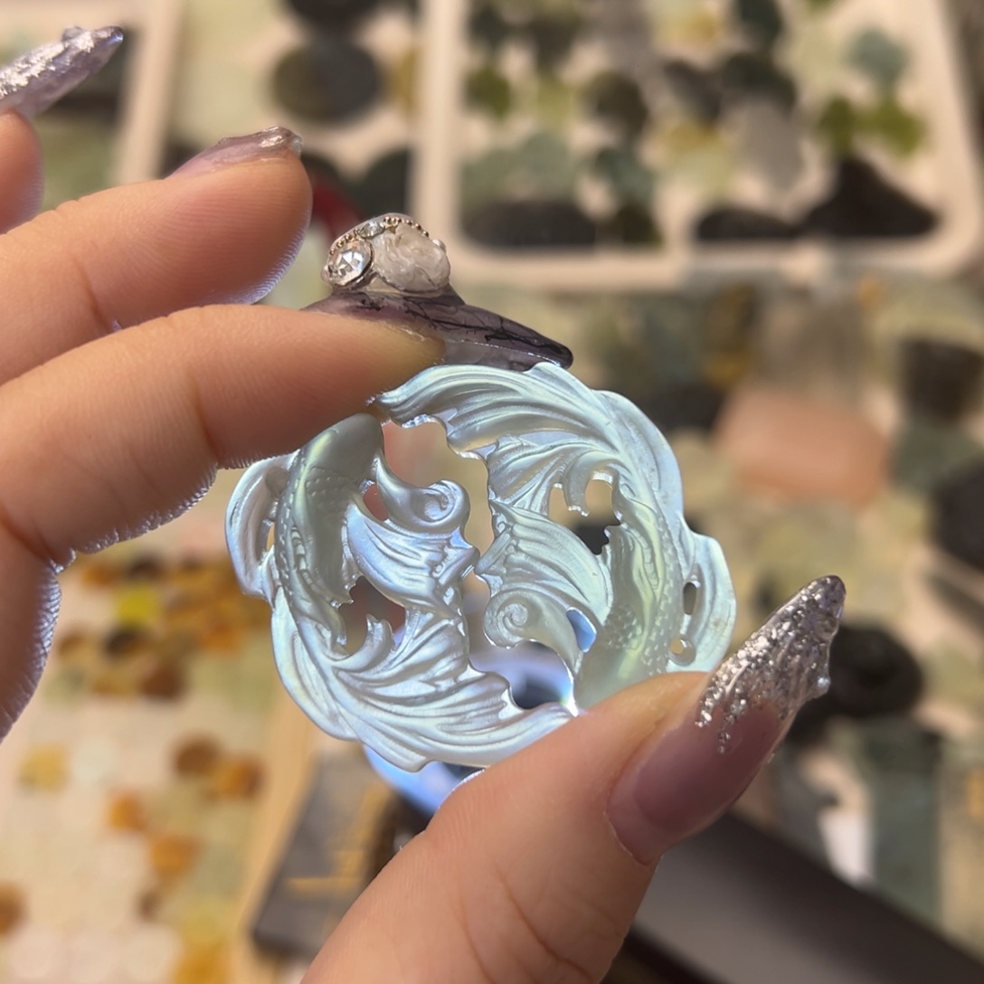 蛇纹石玉颈饰合金