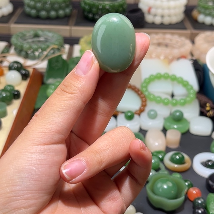 阿***根和田玉未镶嵌颈饰粉青蛋面