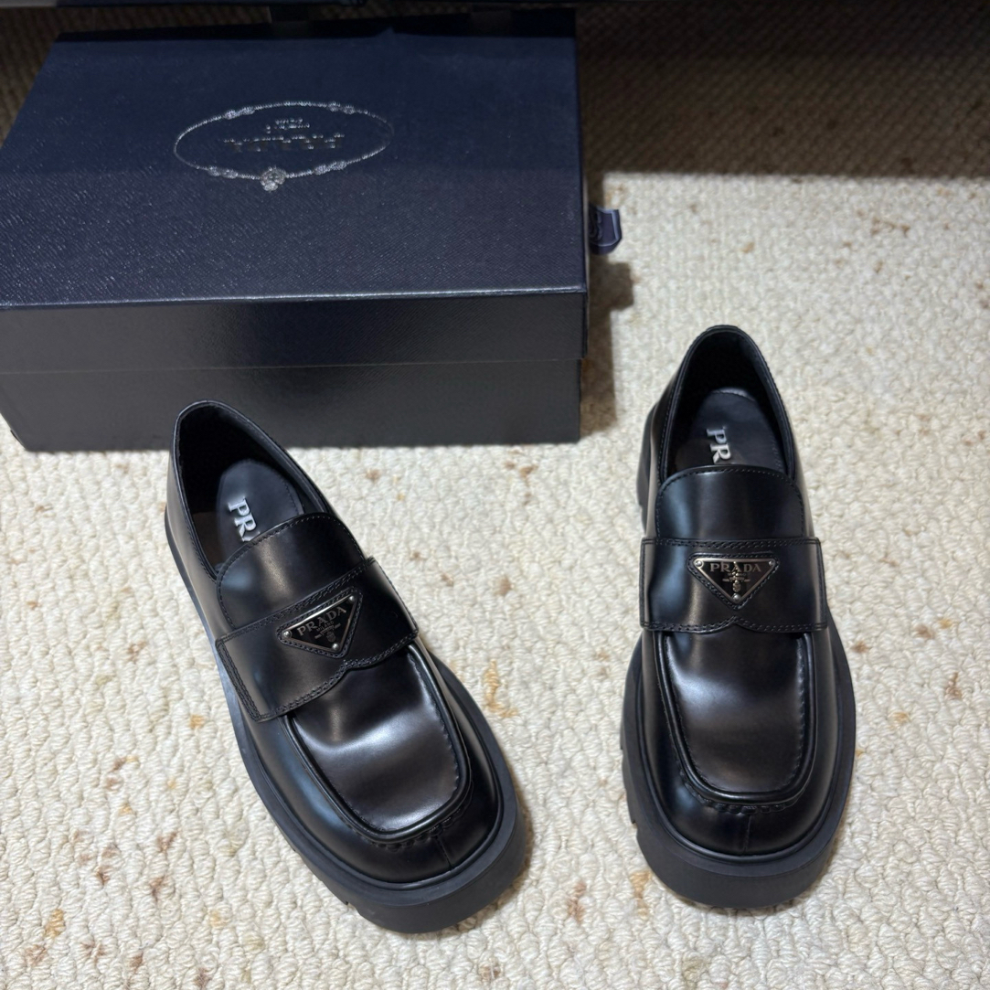 未使用 Prada/普拉达 金属三角标方头乐福鞋 男女同款 秀款