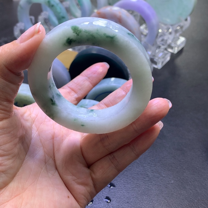 翡翠手镯未镶嵌梧**?