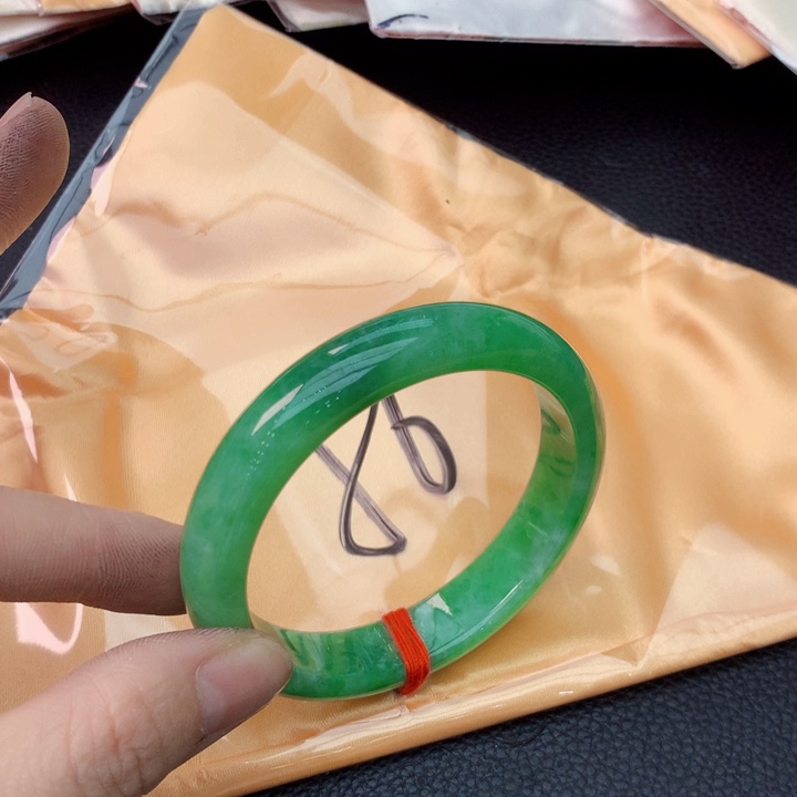 翡翠手镯未镶嵌翡翠手镯