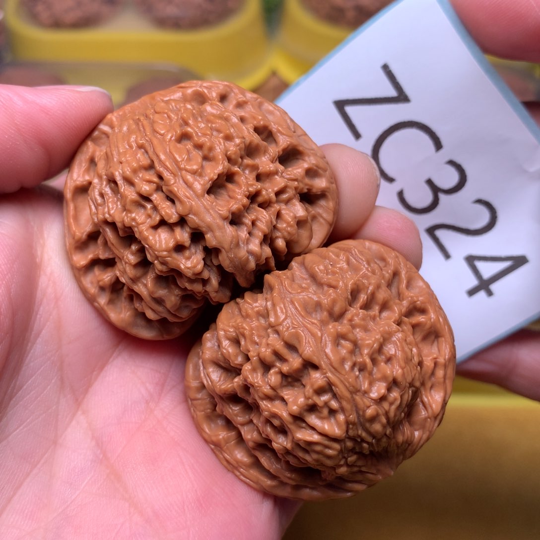 文玩核桃把件粗筋红皮肉球南疆石42