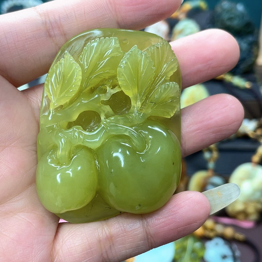 蛇纹石玉颈饰未镶嵌