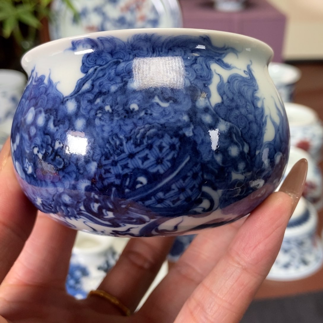 洪印慕明青花五狮布袋杯