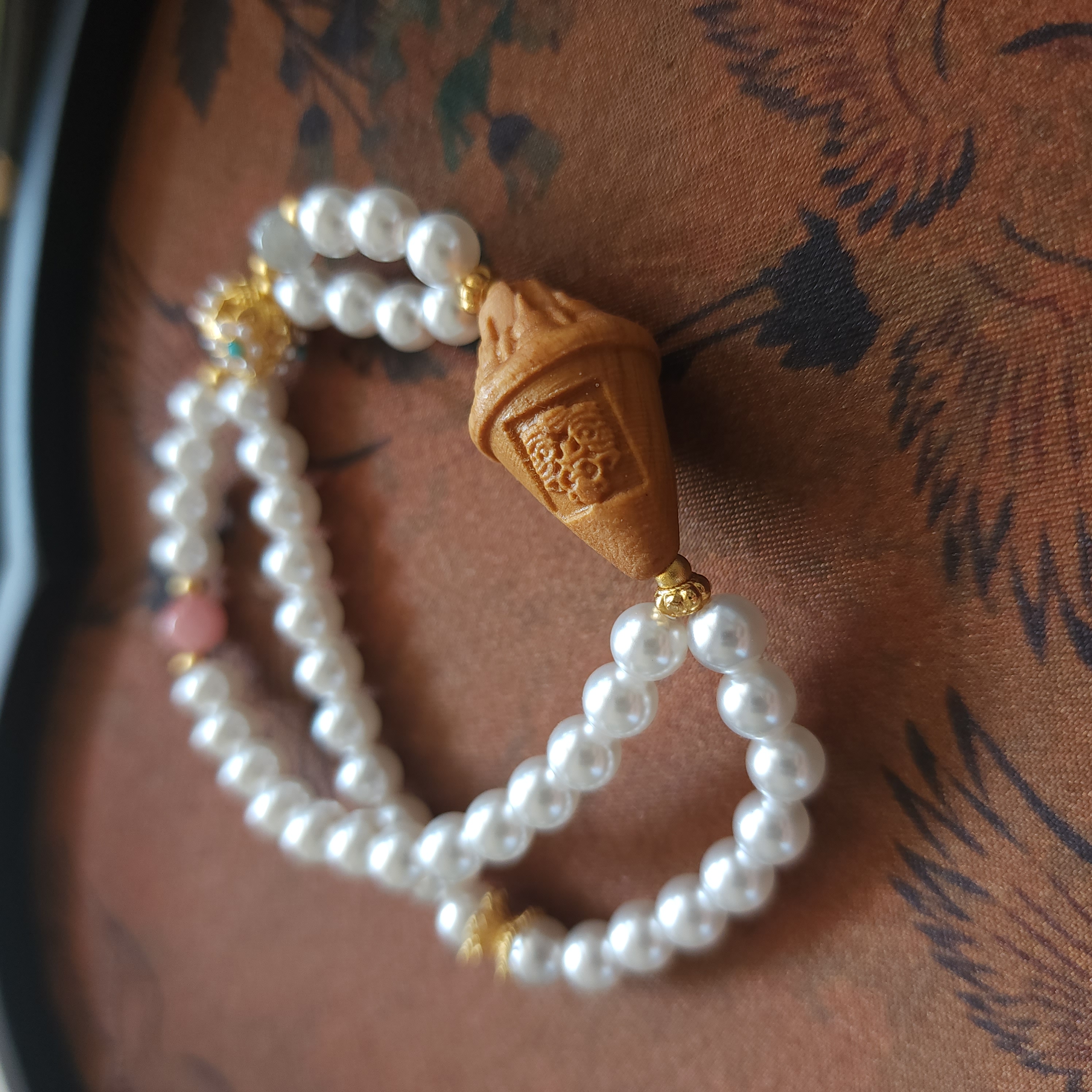 拉萨文创设计手作天然海贝珠娘啦擦擦檀木手串男女