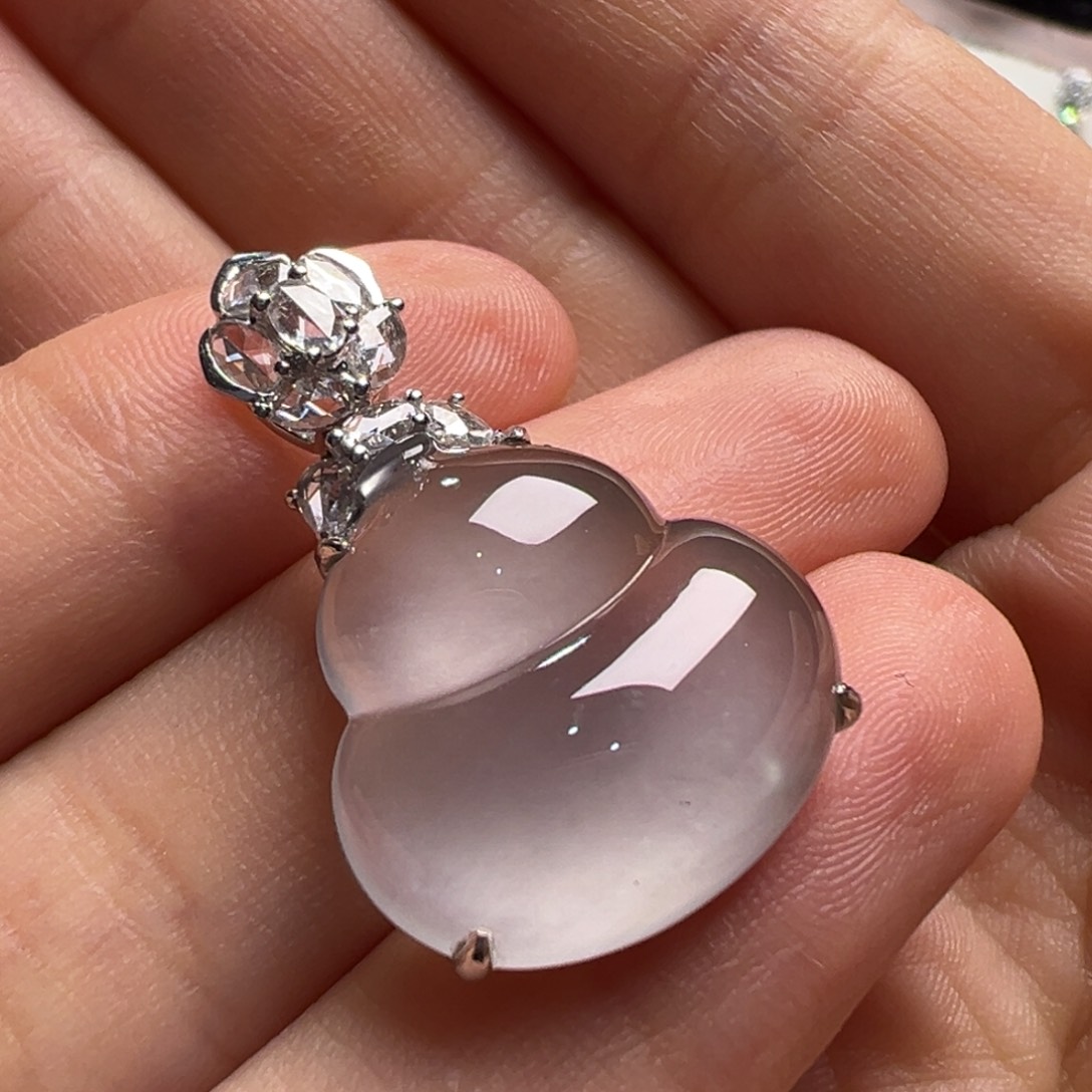 翡翠18K金镶嵌颈饰Y黑钢大白葫芦