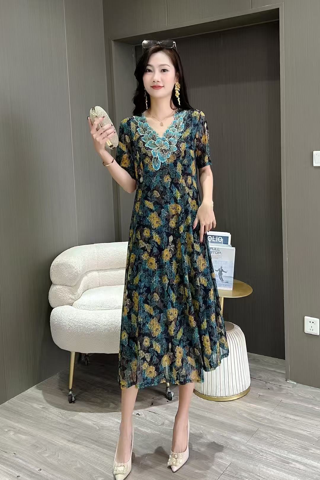 【二姐潮牌】品牌 高端台湾纱 重工刺绣定位花连衣裙 8831