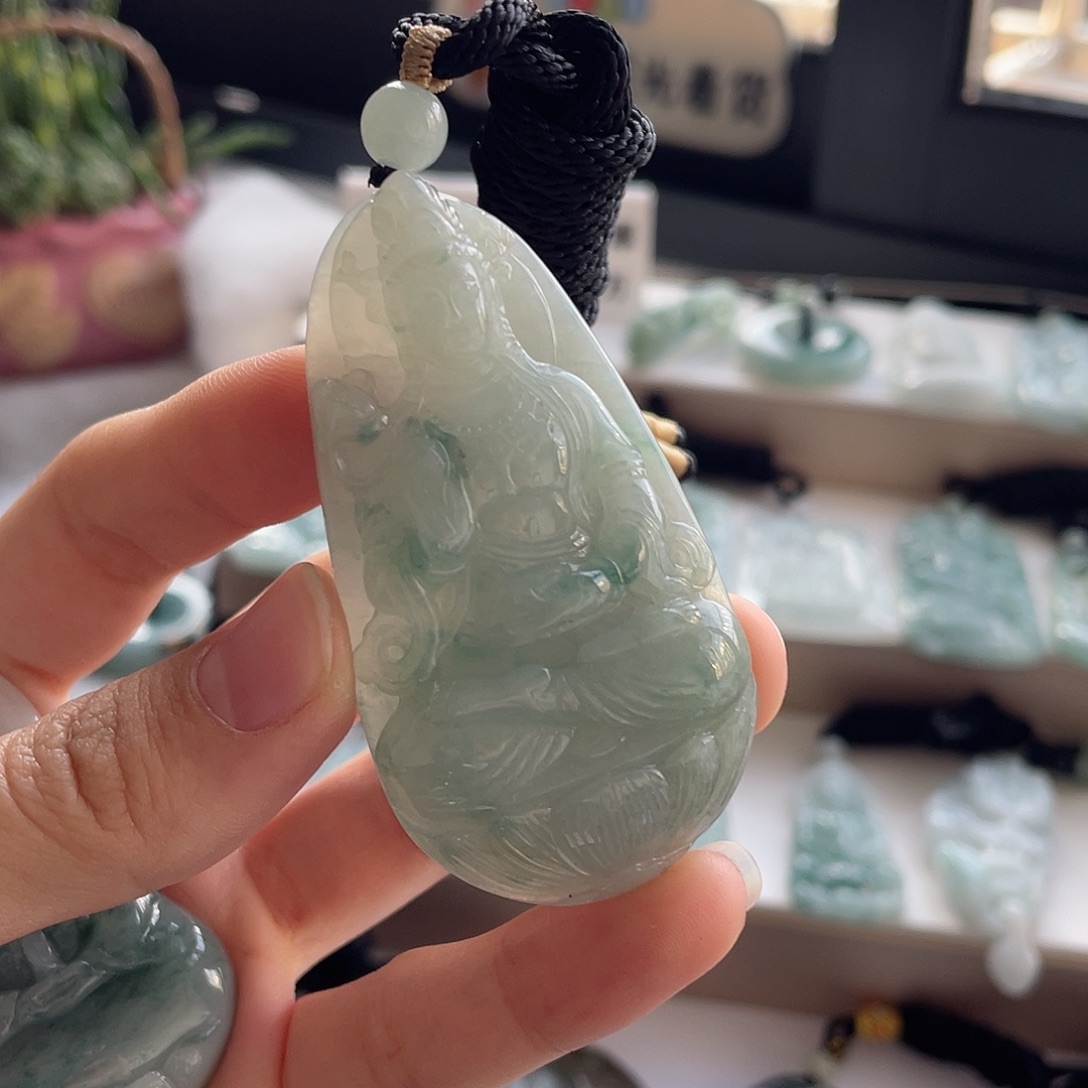 翡翠未镶嵌颈饰观音