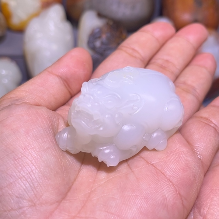 成***婆和田玉未镶嵌颈饰