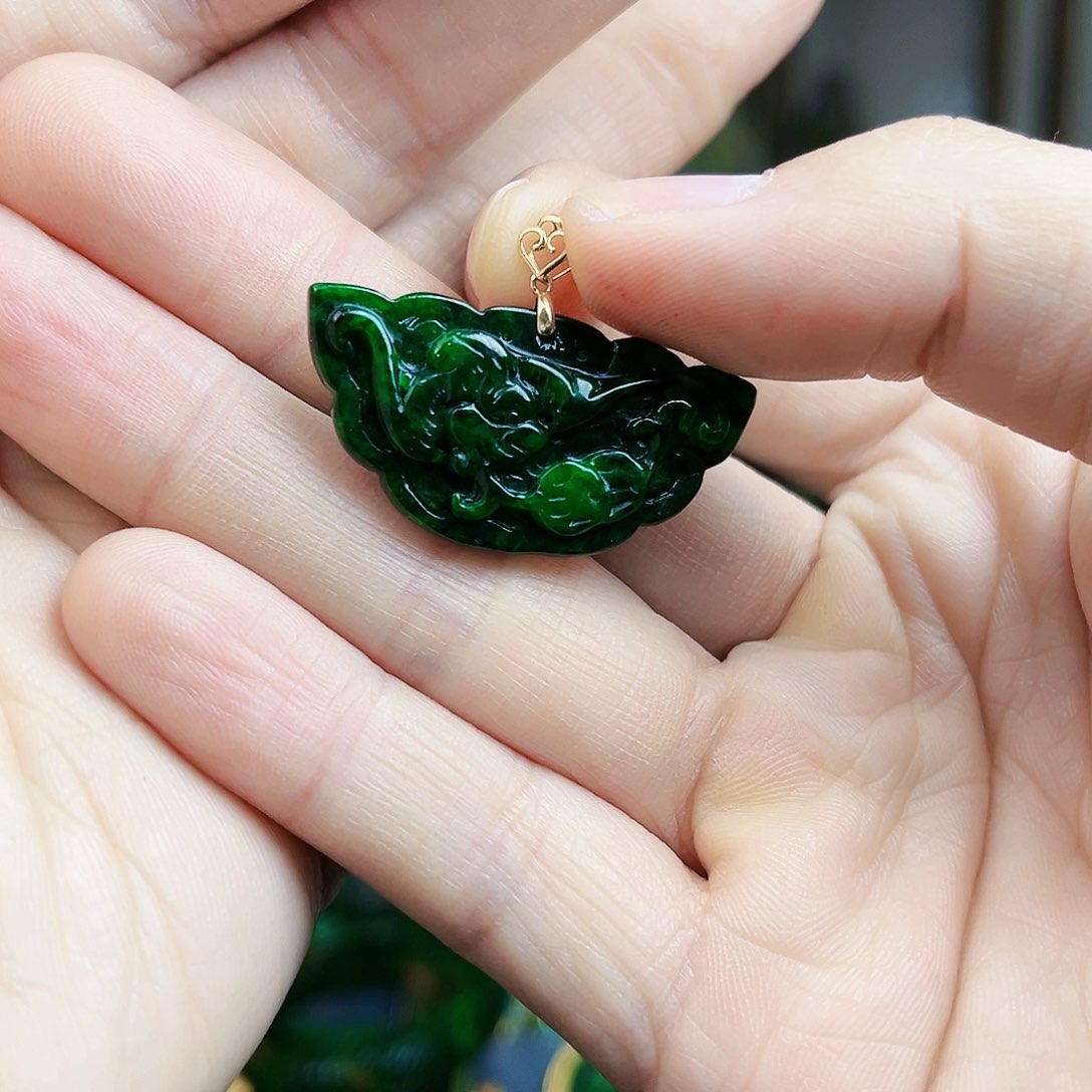 翡翠颈饰18K金镶嵌吊坠