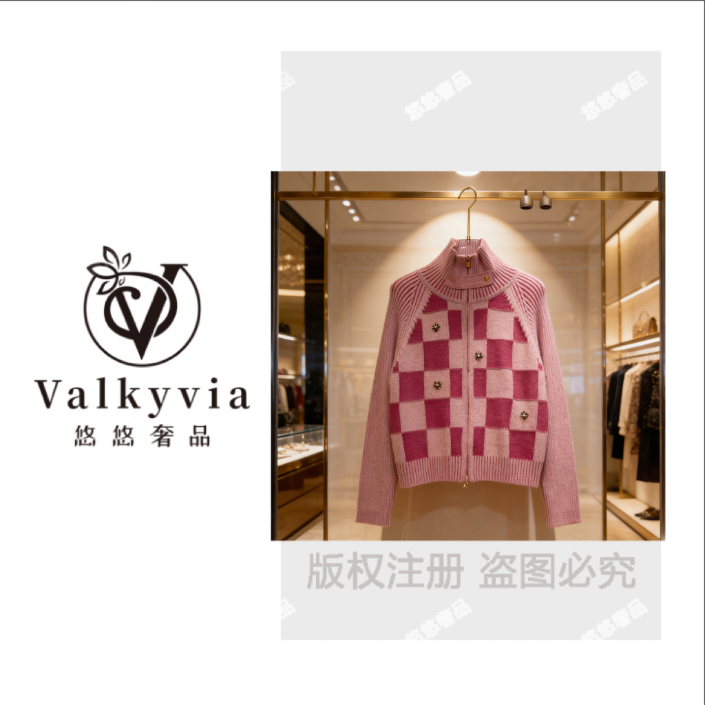 Valkyvia悠悠奢品粉调棋盘格钻扣高领针织开衫 M25478M