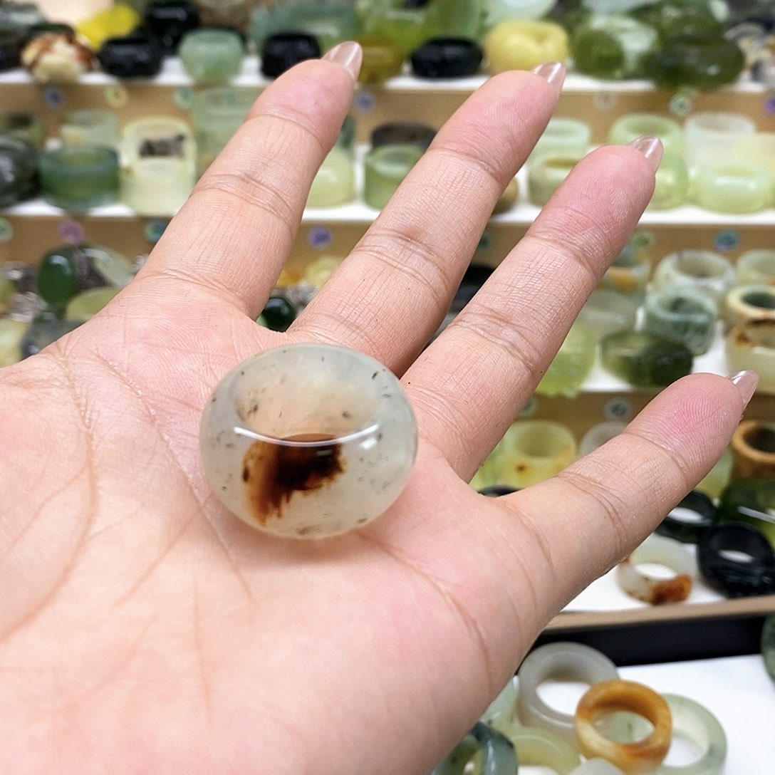 岫玉天然玉石未镶嵌只**见