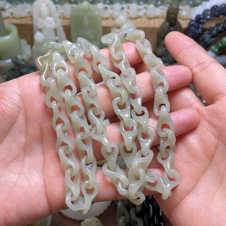 明***和田玉未镶嵌颈饰