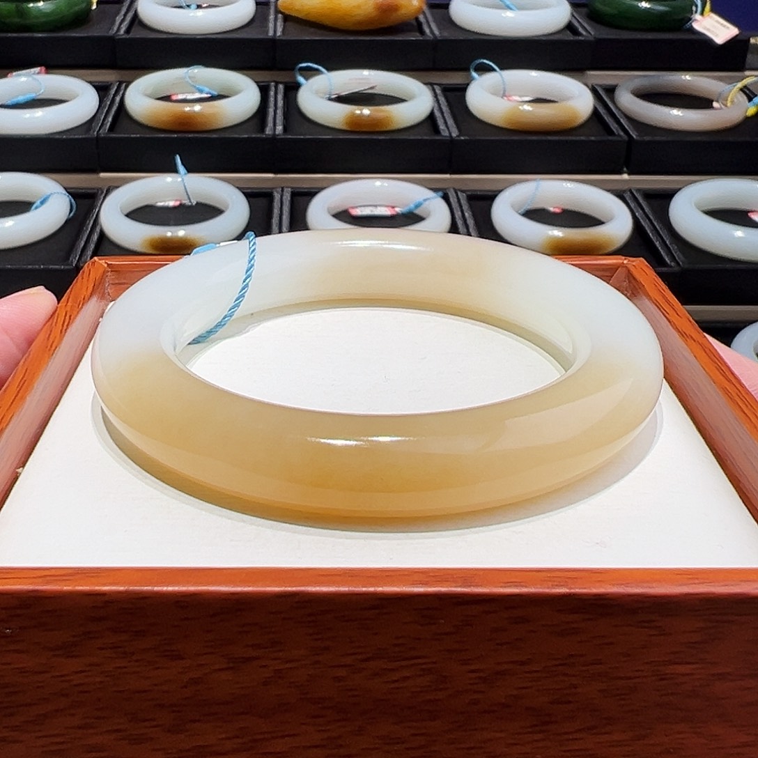 和田玉未镶嵌手镯