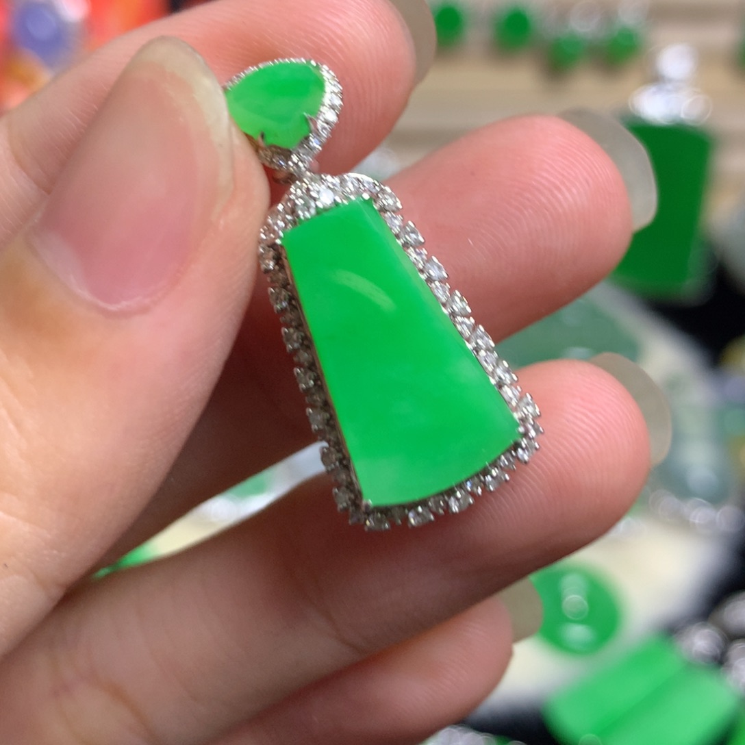 翡翠18K金镶嵌颈饰无事牌