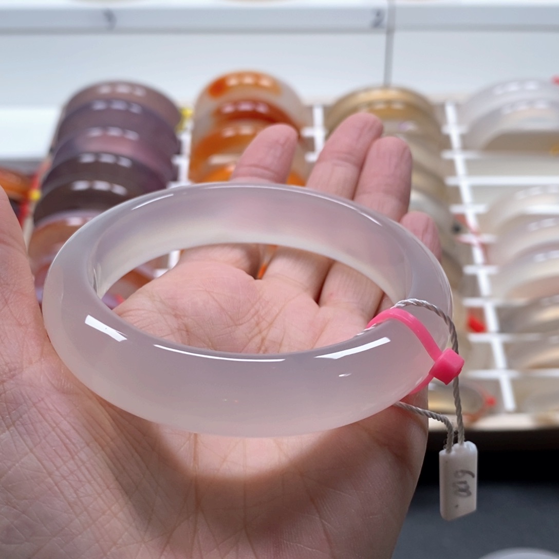 浅***然玛瑙/玉髓手镯未镶嵌