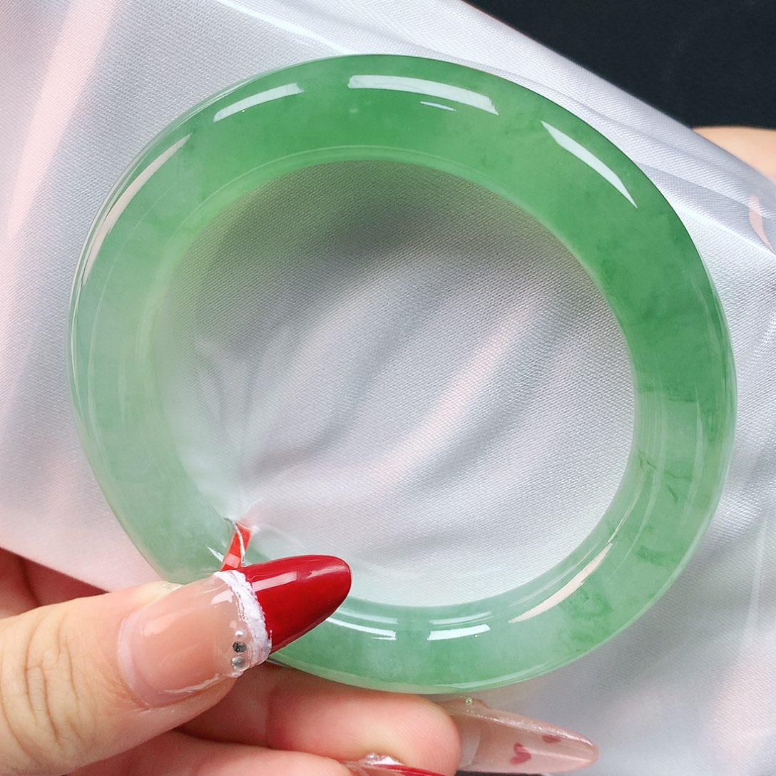 翡翠手镯未镶嵌55圈