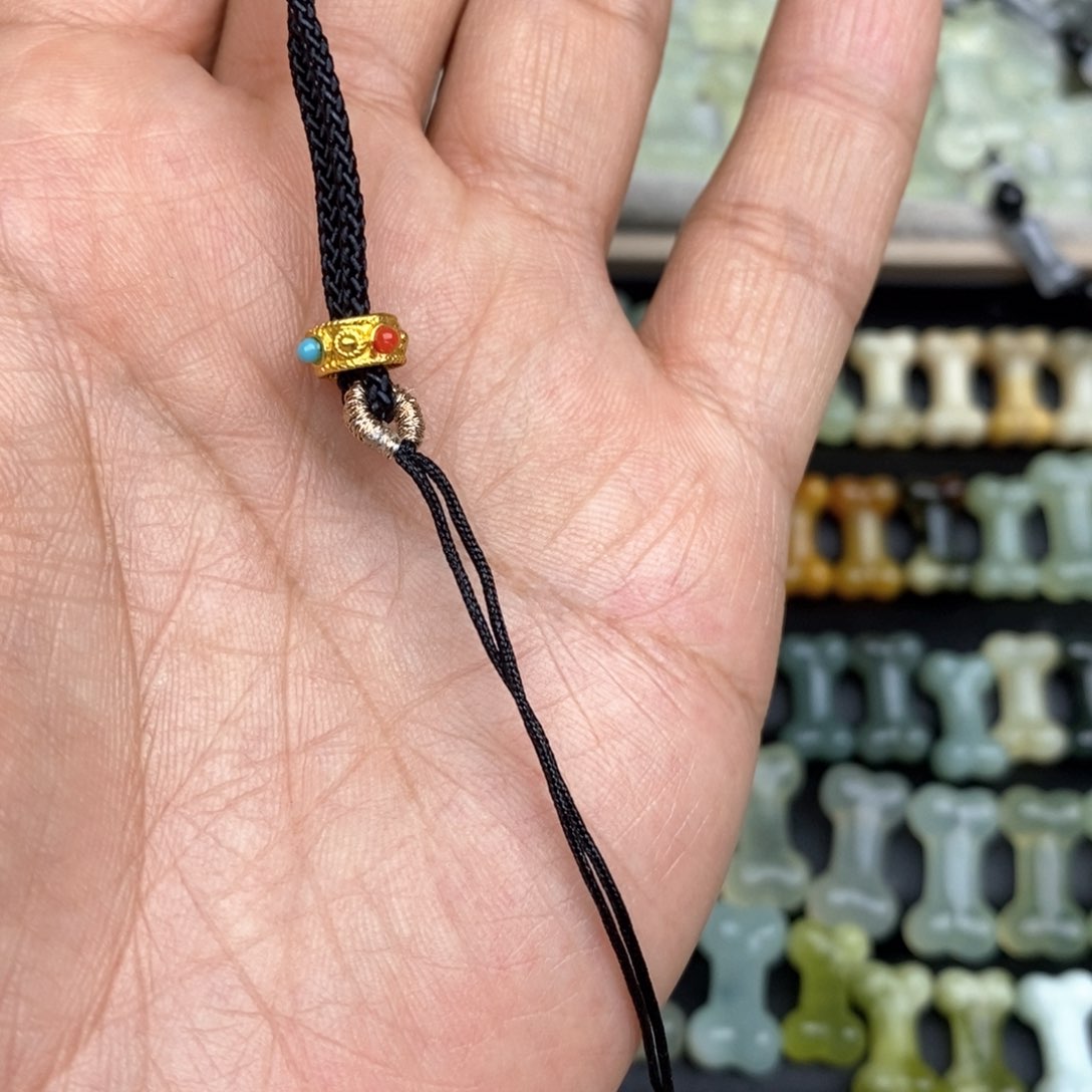 岫玉假一赔十不退不换，项链绳未镶嵌