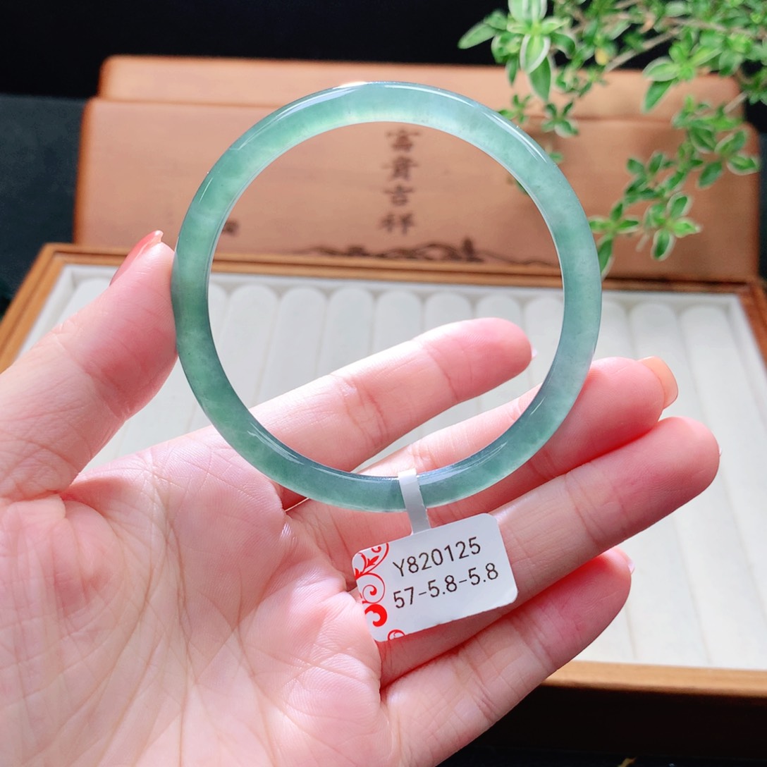 未镶嵌手镯（圆镯）翡翠