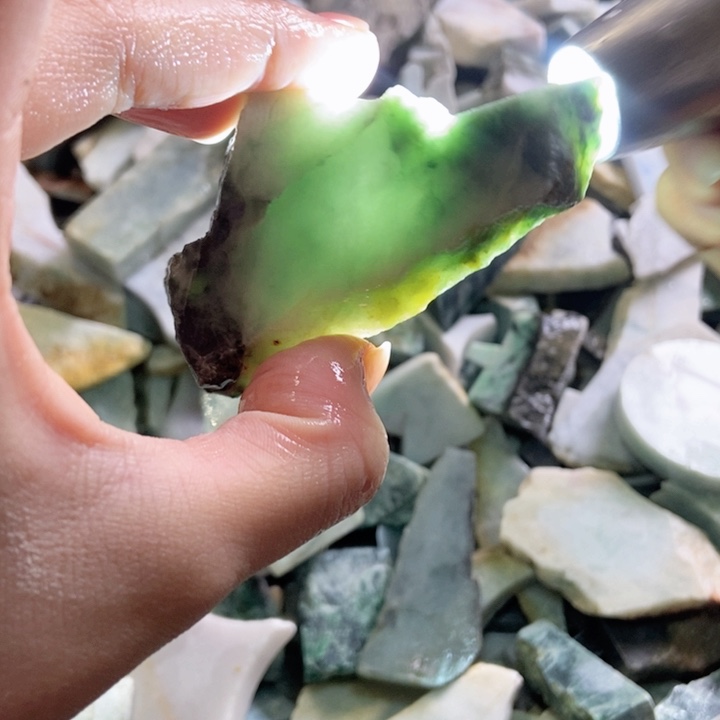 翡翠颈饰未镶嵌天然翡翠