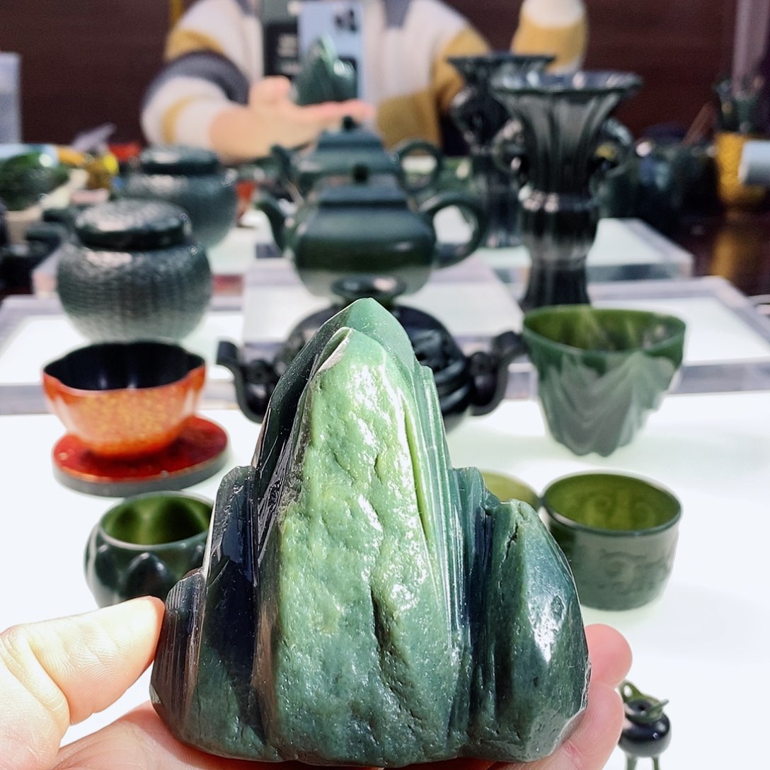 和田玉（青玉）摆件未镶嵌微瑕裂