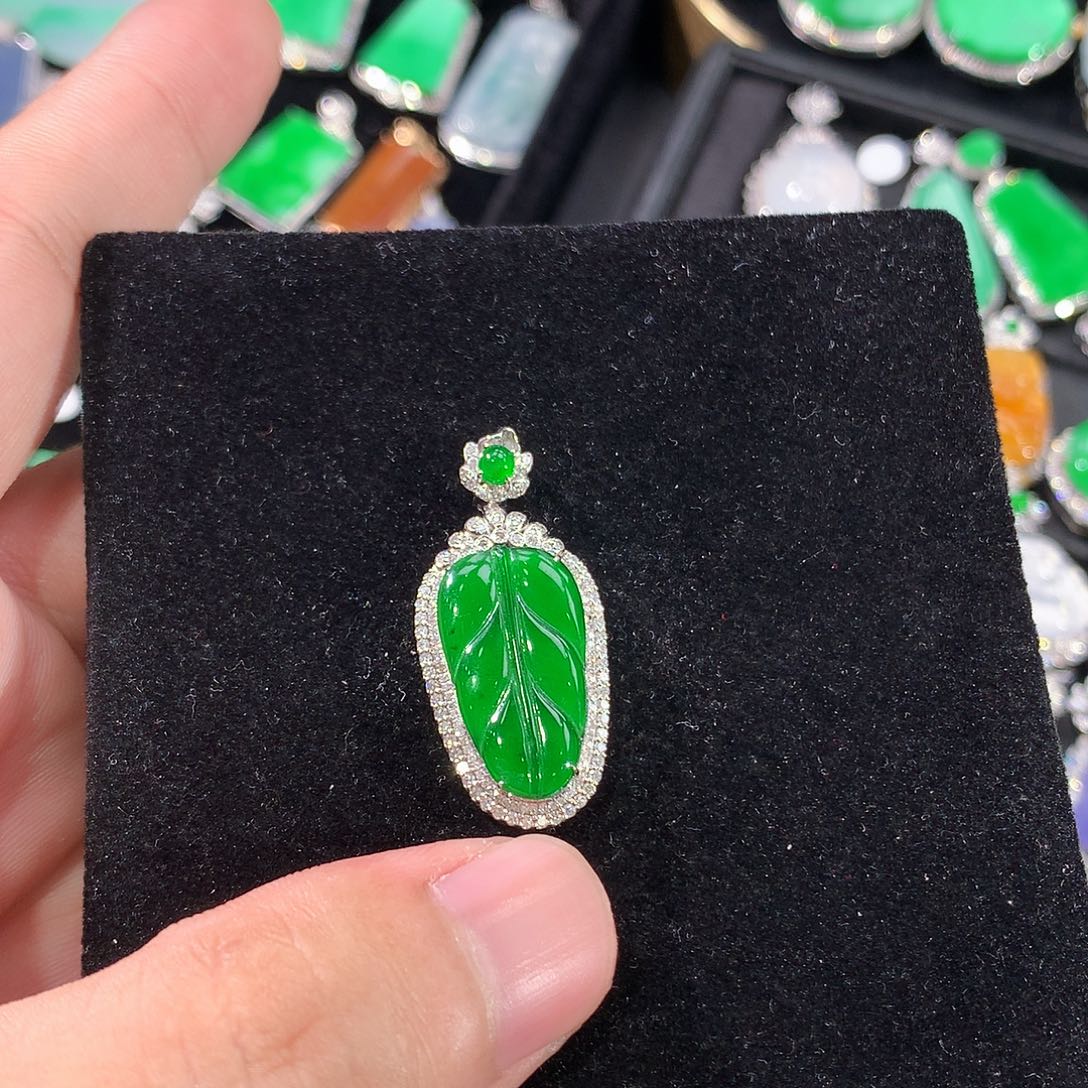 翡翠18K金镶嵌颈饰