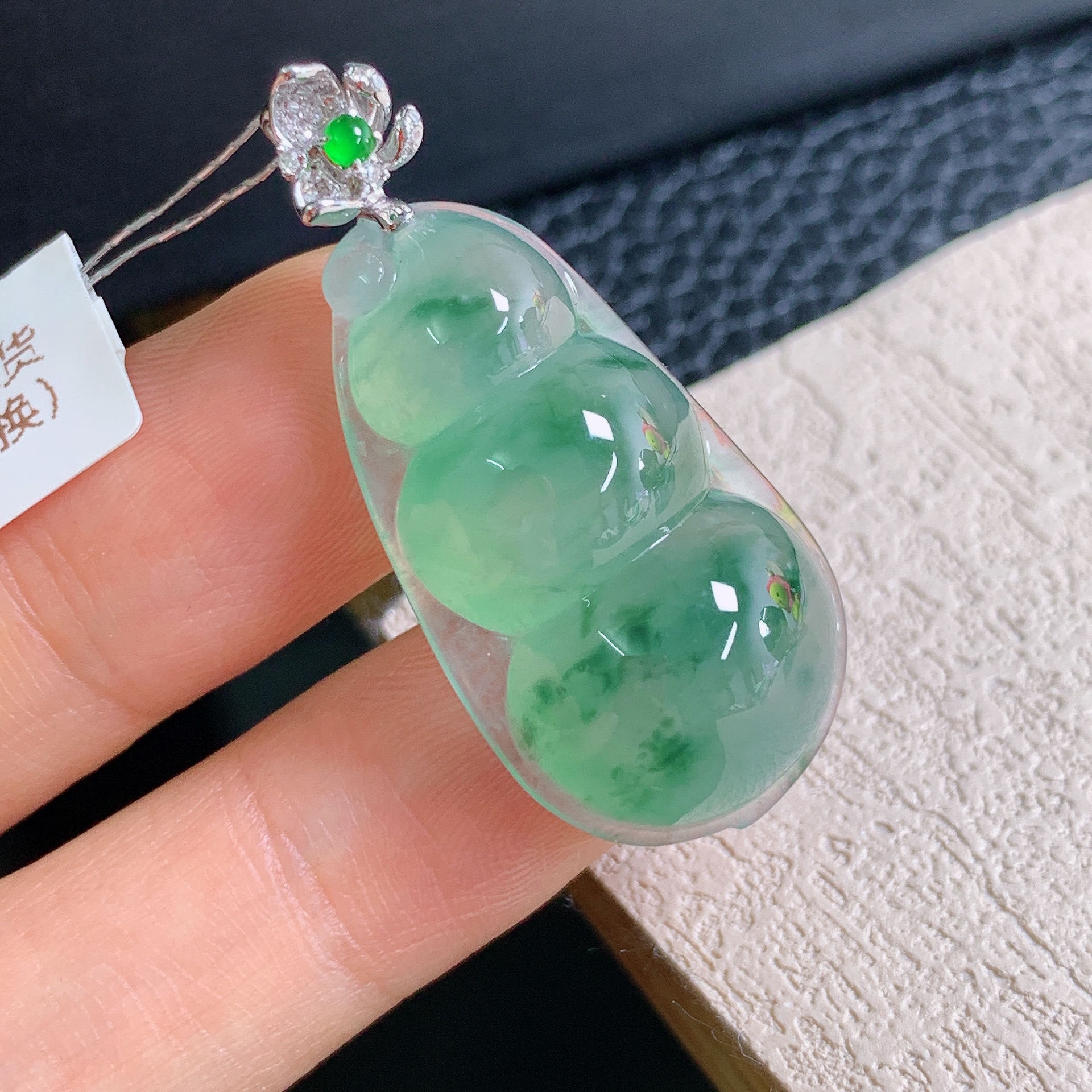 天然缅甸A货翡翠冰种飘绿豆子镶嵌18k金揭阳精品翡翠吊坠