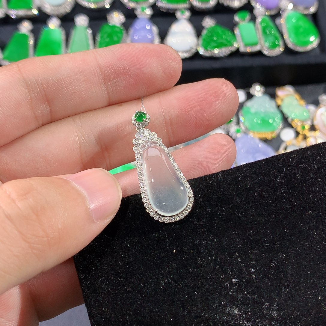 翡翠18K金镶嵌颈饰