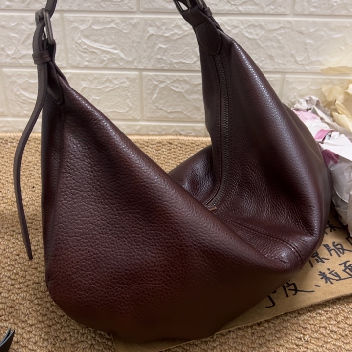 啡色。头层牛皮真皮包包