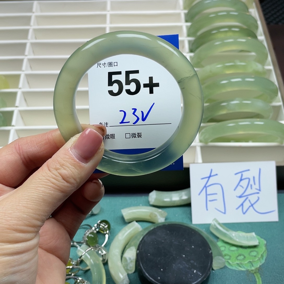 蛇纹石玉手镯未镶嵌