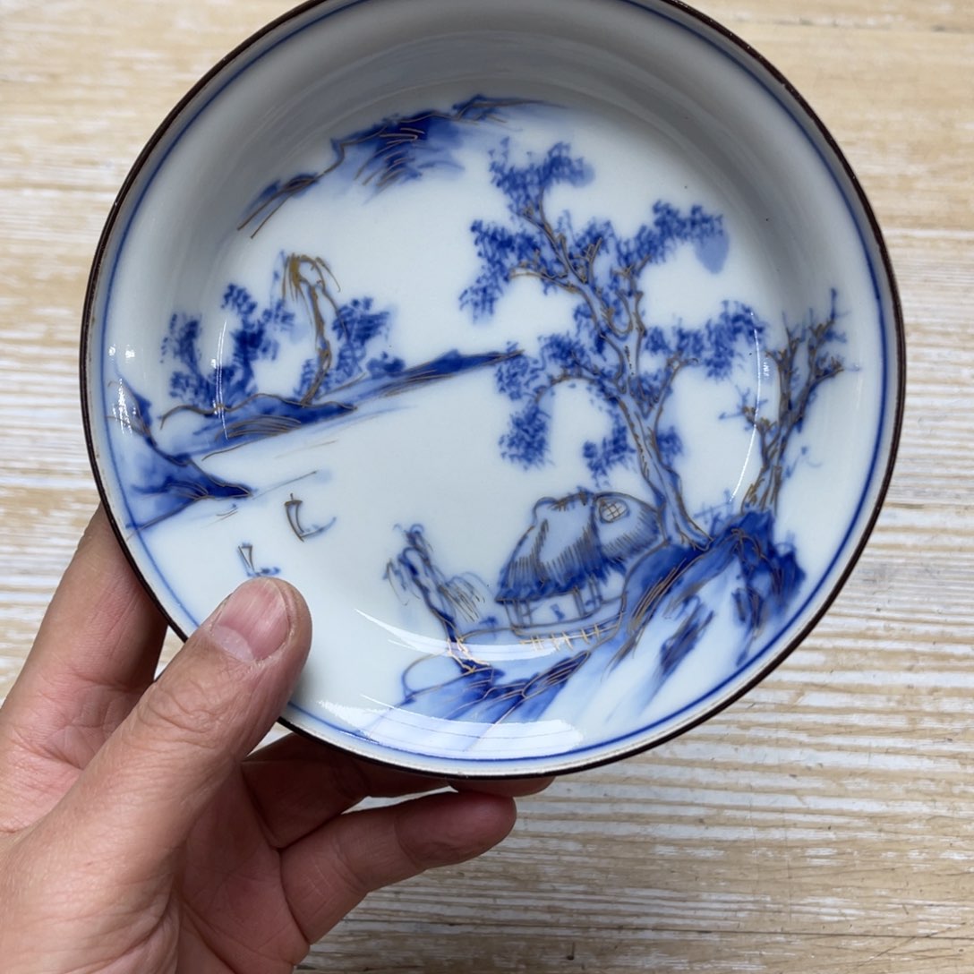 瓷片明****活密密麻麻地排列着一个