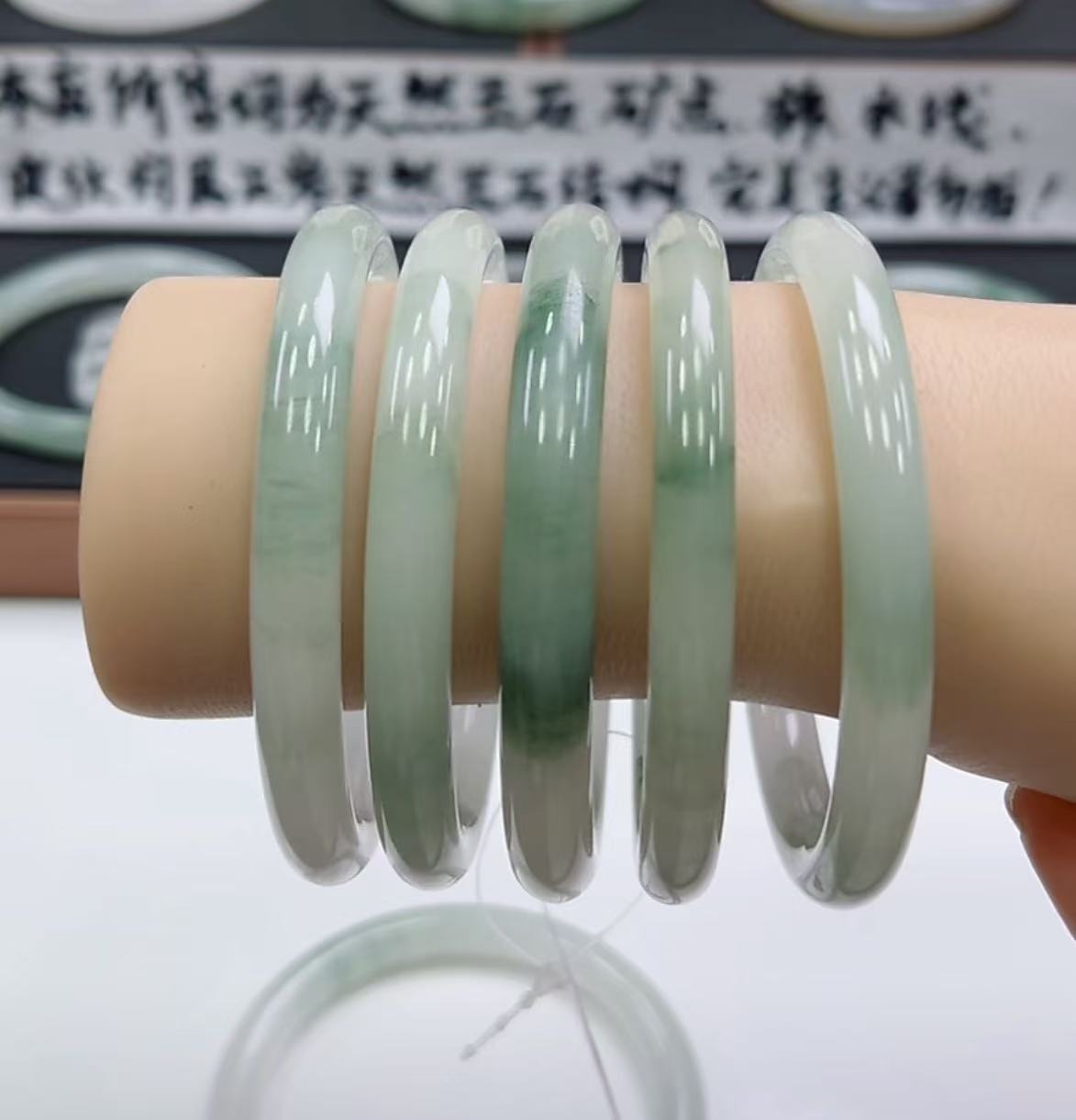 直播间选购，石英质玉手镯未镶嵌，拍三发一，少拍不发。