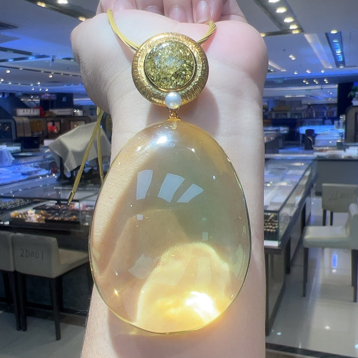 银镶嵌天然琥珀水滴简约精美吊坠颈饰