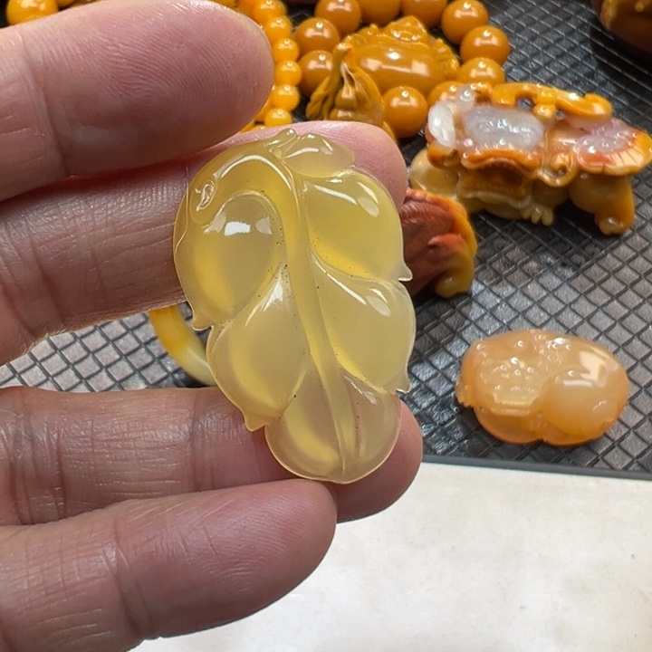 石英质玉（黄龙玉）颈饰未镶嵌
