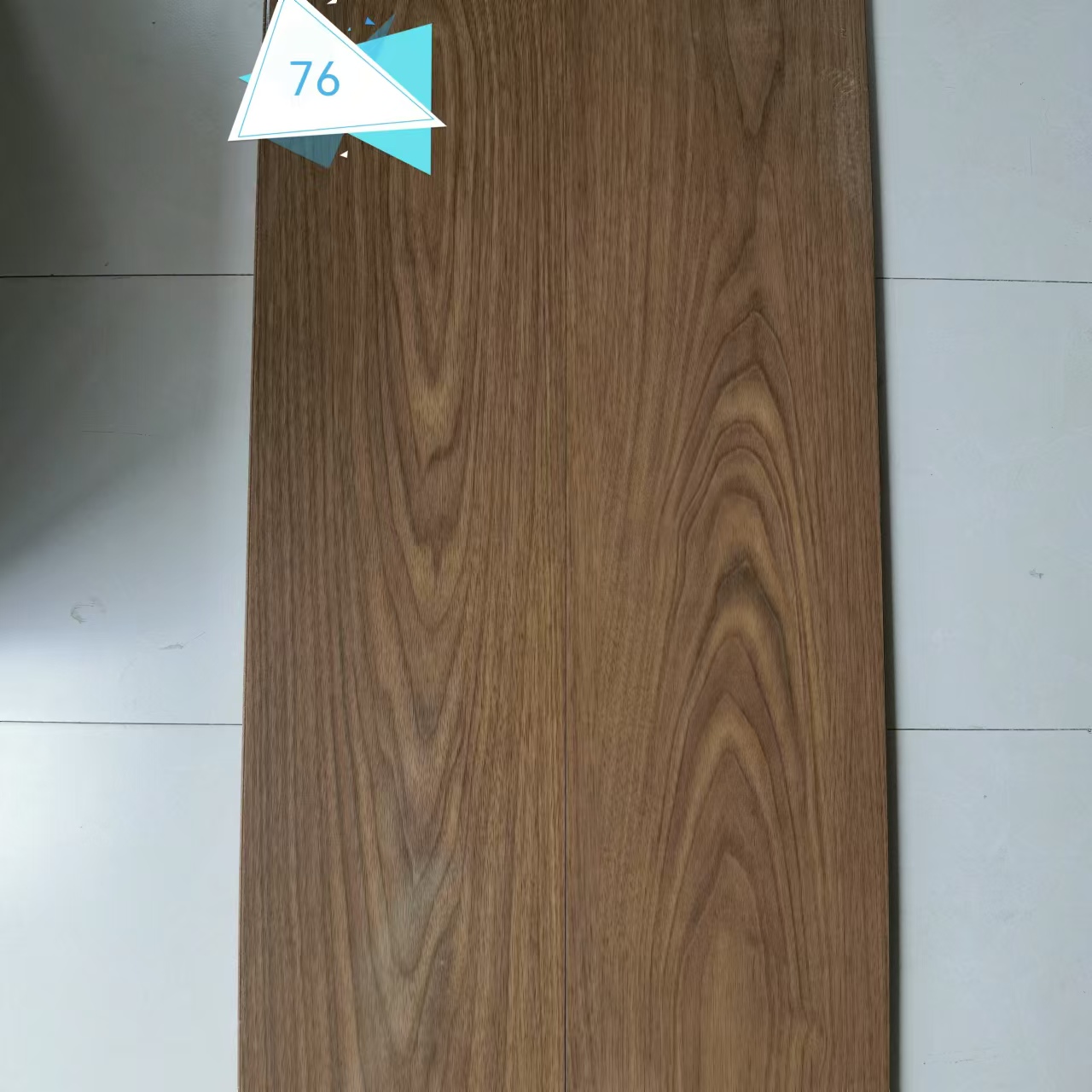 欧某派模压高光家用强化复合地板环保耐磨轻奢风水洗基材厂家直销
