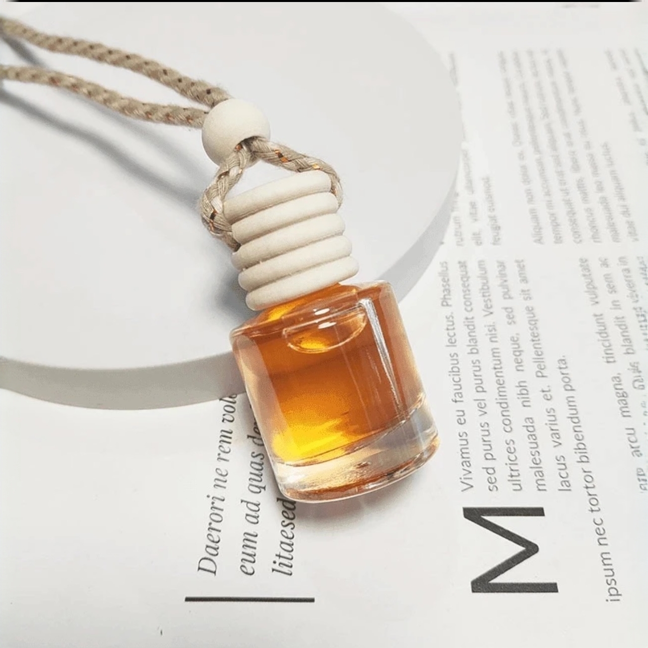 悬挂式车载香水挂件可用于汽车家居的香薰吊坠