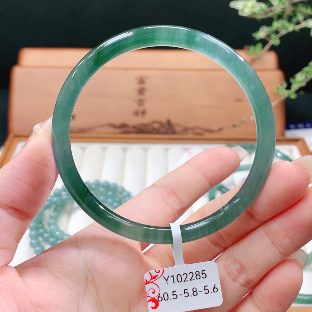 翡翠手镯未镶嵌天然