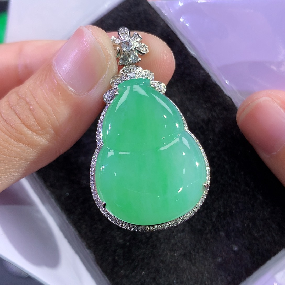 翡翠18K金镶嵌吊坠(赠链)