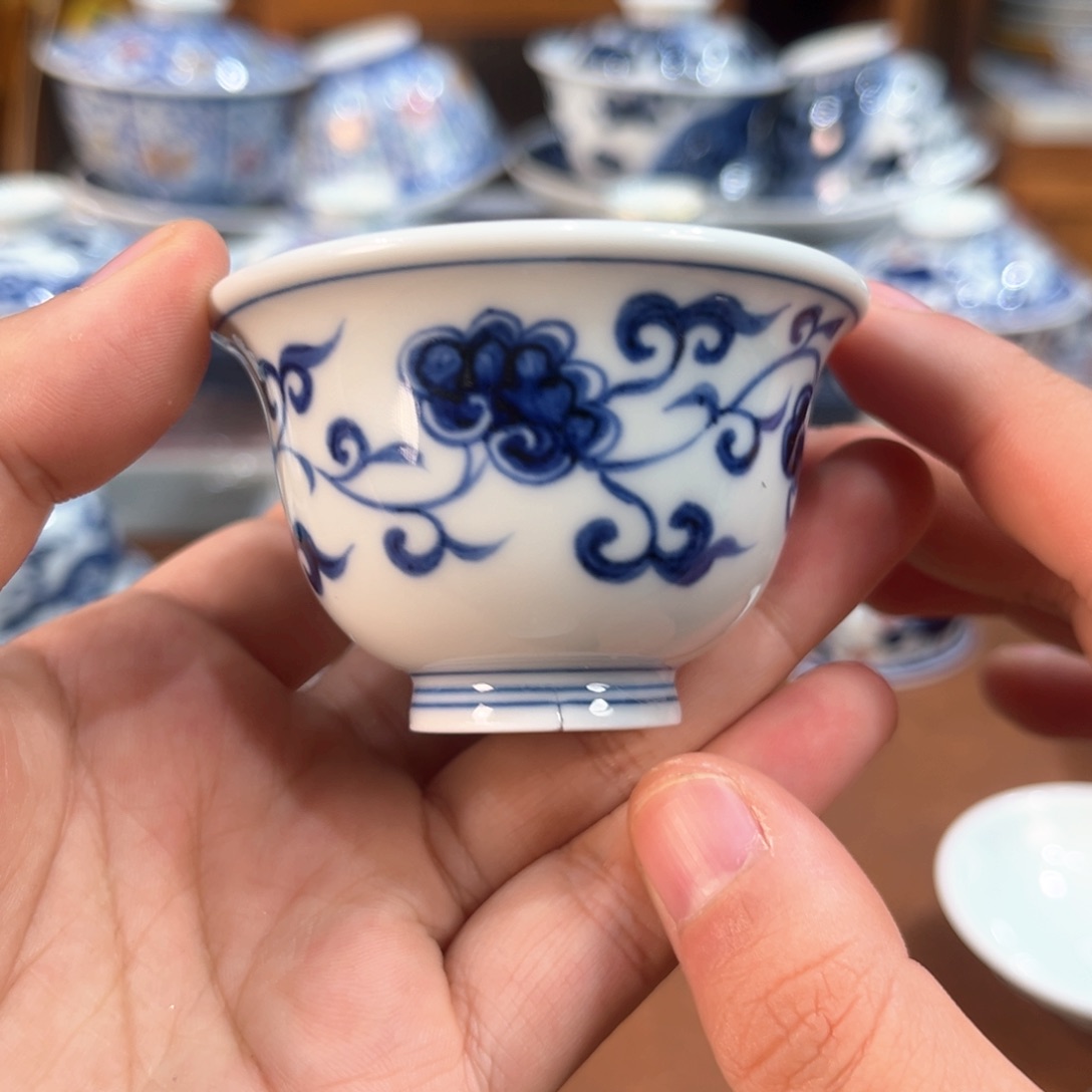 手工手绘柴窑青花灵芝缠枝莲主人杯