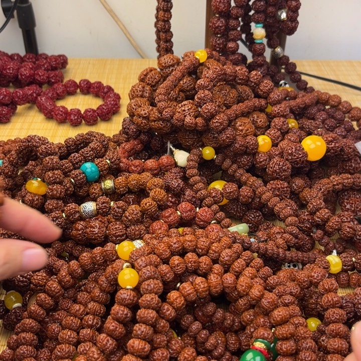 均****六瓣机刷玉化包浆108颗手串