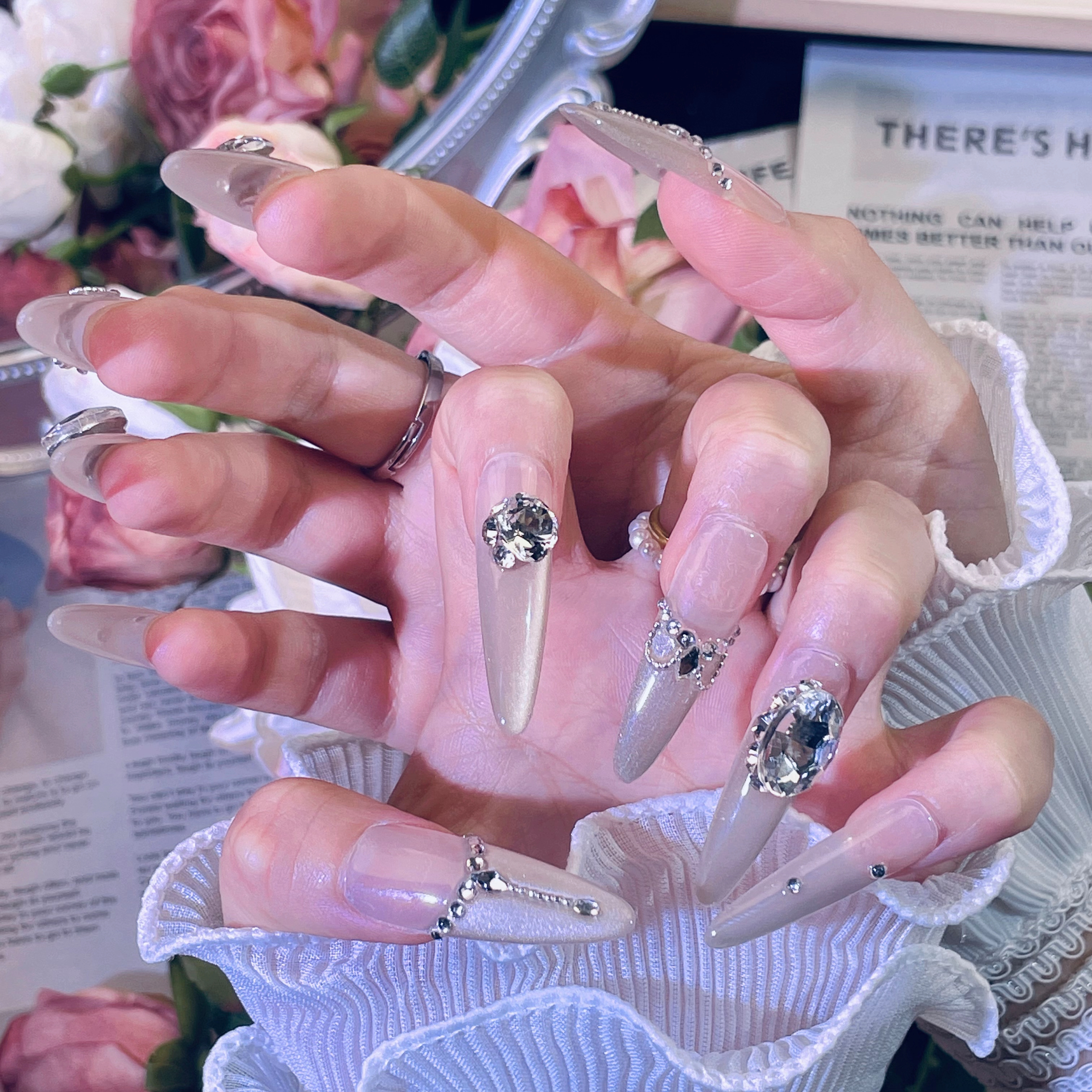 纯手工可拆卸加长尖圆穿戴甲高级气质显白爆闪新款美甲猫眼美甲