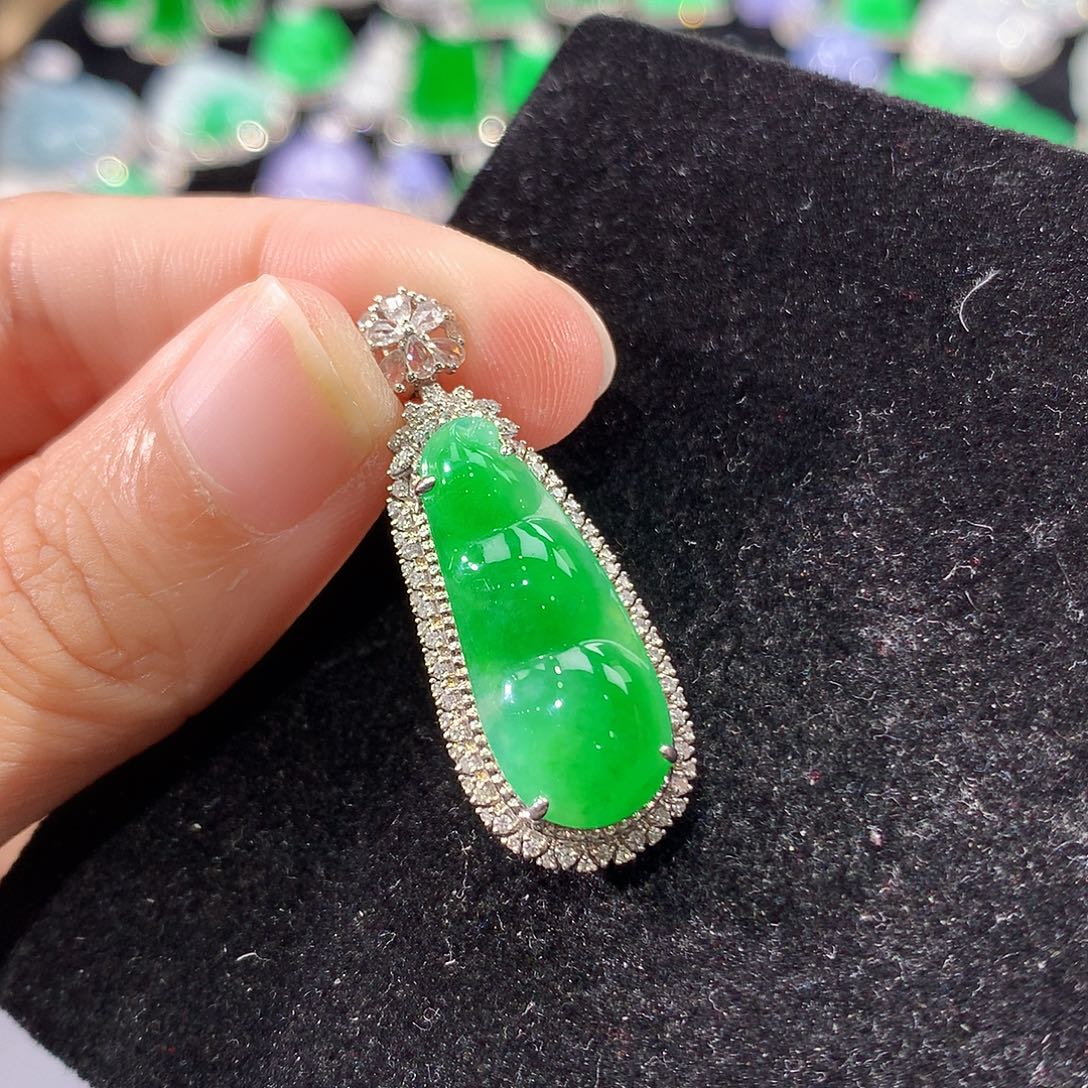 翡翠18K金镶嵌颈饰