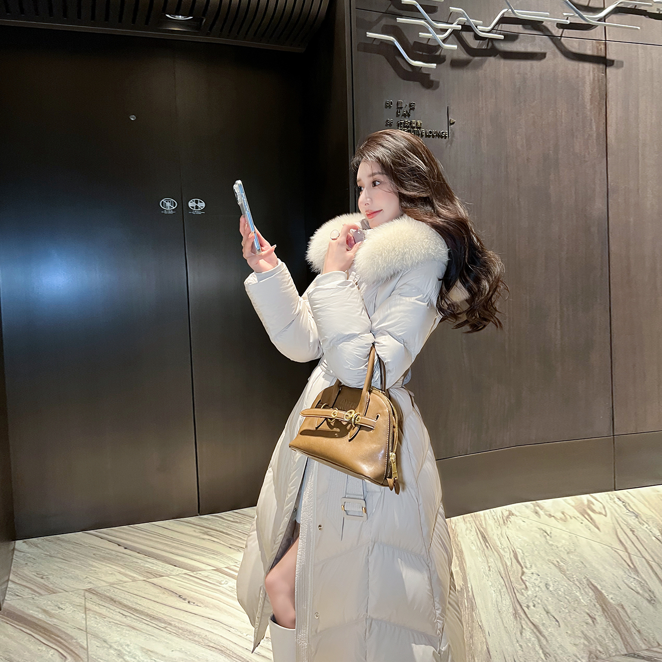 2025年新款90白鸭绒羽绒服女中长款时尚修身收腰爆款狐狸毛领外套