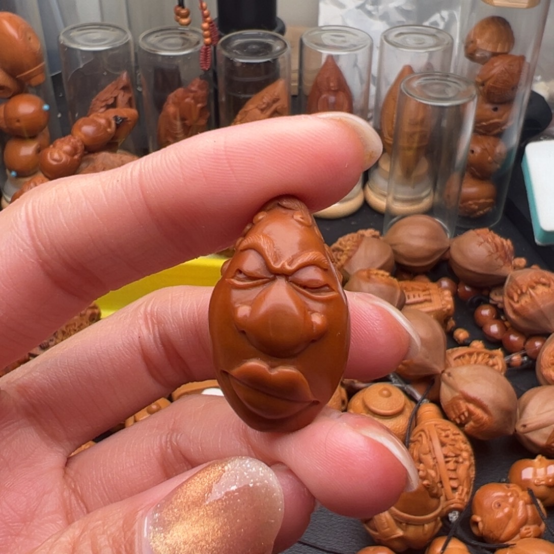 目****橄榄核吊坠表情包大