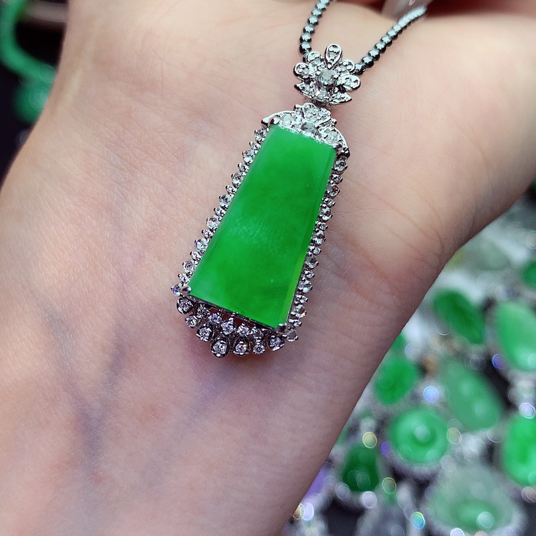 翡翠18K金镶嵌颈饰