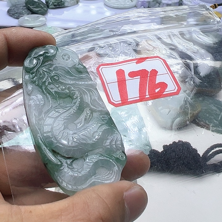 翡翠颈饰未镶嵌格**开天然缅甸翡翠吊坠